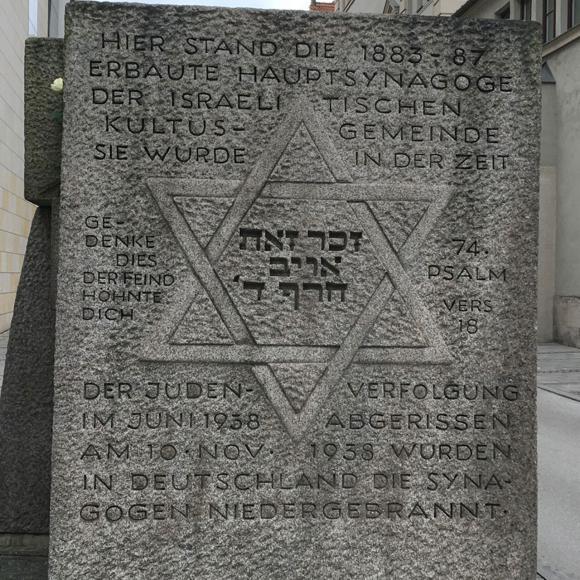 Gedenkstein der durch die Nazis zerstörten Synagoge in München