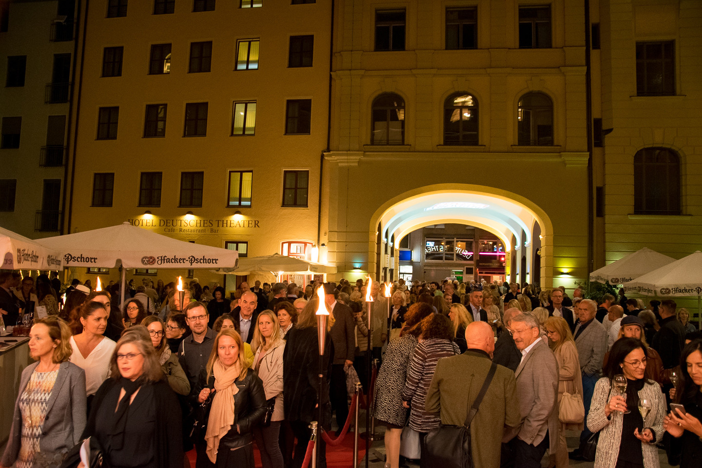 Einlass ins Deutsche Theater zur Premiere von Carmen La Cubana