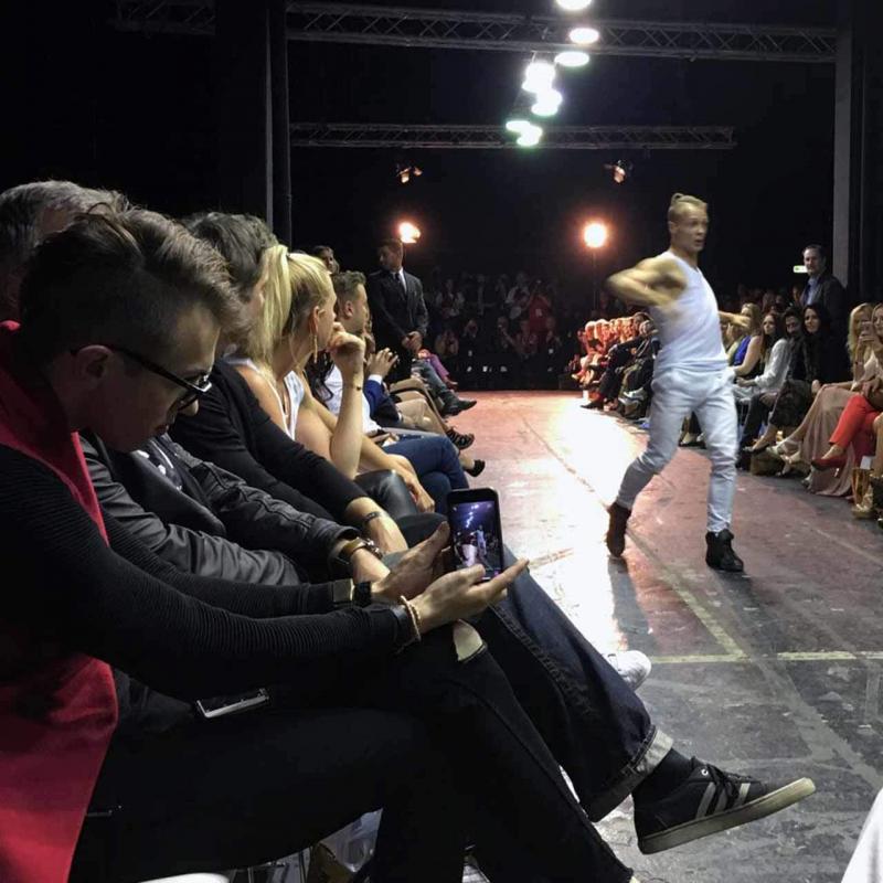 Chris Hanisch in der 1. Reihe und Emil auf dem Catwalk - Secret Fashion Show Vol. 5